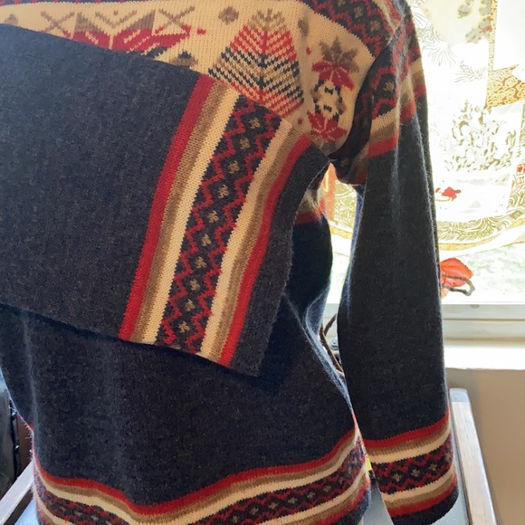Super cute and fun sweater, perfect for holidays! - Picture 3 of 4